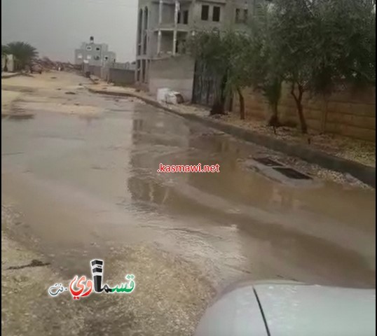  فيديو:المطره الأولى لشوارع البلدة وطواقم العمل في البلدية تقوم بفتح وتنظيف تجمعات المياه من الأوساخ خلال الجرفة الأولى من الأمطار